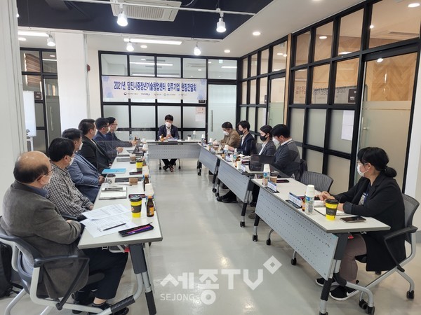 당진시중장년기술창업센터 입주기업 대표와 창업진흥원장 현장간담회 모습.(사진=당진시청 제공)