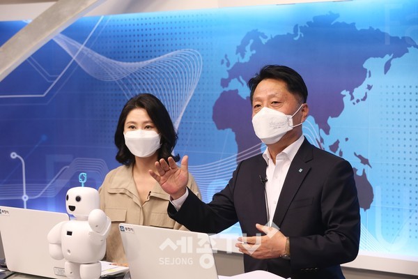 장덕천 부천시장이 유튜브라이브를 통해 시민들과의 소통을 이어가고 있다.