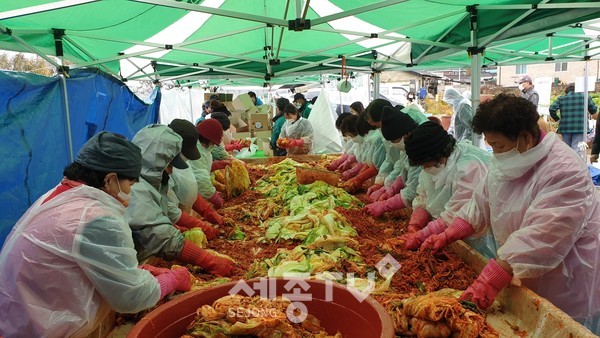 김장하는 모습(부천시는 지난 9일 범안동 역곡3 새마을부녀회와 함께 소사나눔텃밭에서 직접 담근 김치 500포기를 범안동 취약계층 135가구에 전달했다)
