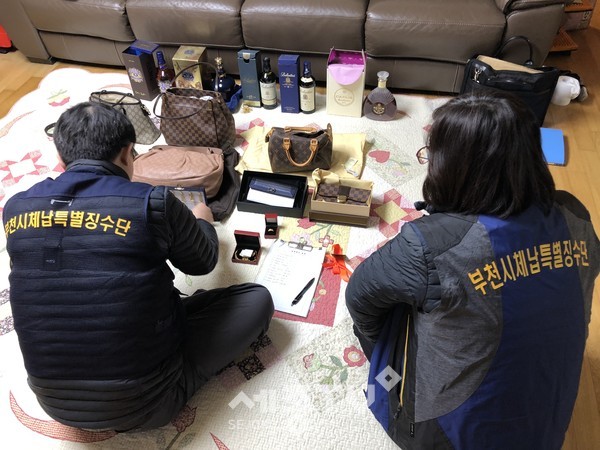 시는 체납자 가택 수색으로 귀금속, 명품가방 등 동산을 압류한 후 경매를 통해 매각하여 체납액에 충당한다.(사진=부천시 제공)