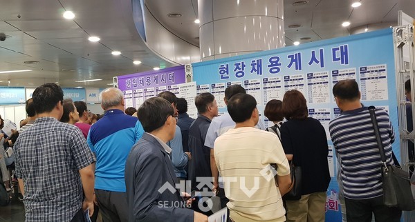 부천시는 오는 19일 ‘중장년일자리 박람회’를 개최한다. 사진은 코로나19 이전 ‘2019년 중장년 일자리박람회’ 개최 모습.(사진=부천시 제공)