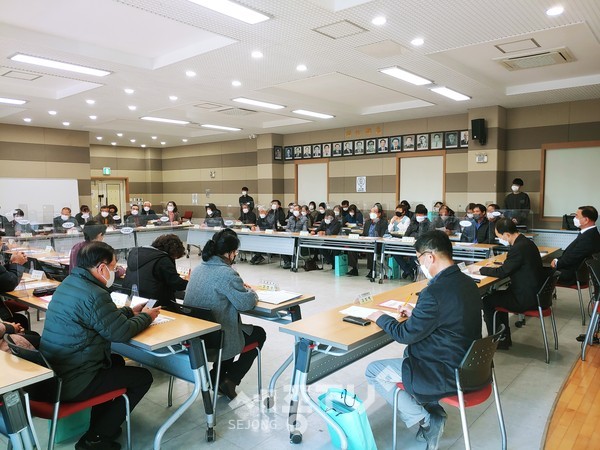 천안시 직산읍 이장협의회가 8일 직산읍행정복지센터 대회의실에서 월례회의를 개최했다.(사진=천안시청 제공)