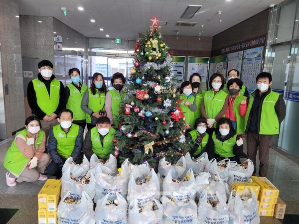 천안시 직산읍 행복키움지원단이 8일 푸드물품 꾸러미를 생활이 어려운 지역 내 취약계층에 전달했다.(사진=천안시청 제공)