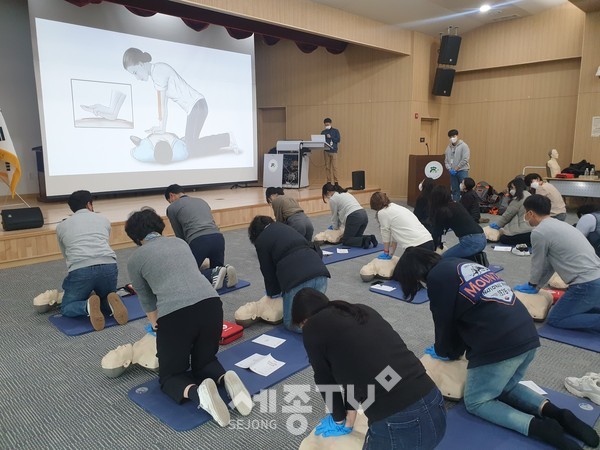국립세종수목원은 이달 6일부터 13일까지 약 1주간 전직원을 대상으로 심폐소생술 교육을 실시했다.