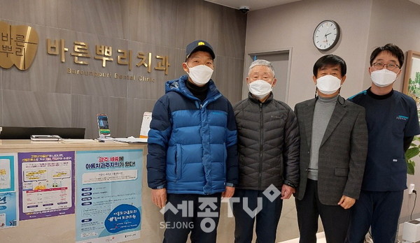 세종특별자치시 조치원읍 정리 주민들이 후원금을 모아 경제적으로 어려움을 겪고 있는 이웃을 도와 눈길을 끌고 있다. 사진은 박순철씨(왼쪽부터), 정회웅 풍산아파트 노인회장, 김성재 정리 이장, 박희영 바른뿌리치과 원장.