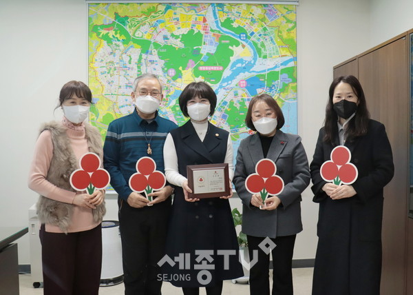 ​세종특별자치시 반곡동의 나눔리더 1호에 이름을 올린 기옥전(52·왼쪽에서 세 번째)씨가 세종사회복지공동모금회로부터 나눔리더 인증패를 받고 반곡동 관계자들과 기념촬영을 하고 있다.​