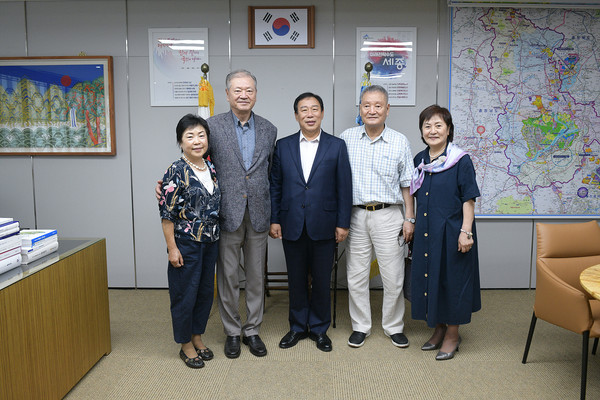 미국 로스앤젤레스 거주 중인 교포 김대영씨가 세종시에 유물 324점을 무상으로 기증한 가운데, 지난 7월 26일 최민호 세종시장이 시장집무실에서 김대영씨 직계 가족들과 기증 관련 기념촬영을 하고 있다.