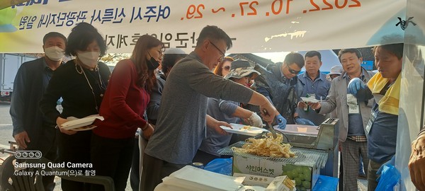 10.27. 전국 임업후계자 전국대회에서 인삼튀김으로 홍보하는 금산군 회원