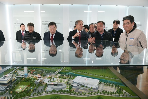 최민호시장이 아산 폐기물현장 답사를 하는 모습