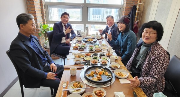 이준배세종경제부시장과 청벽호(최병찬회장)회원들 오찬모습