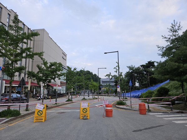 백제역사공원 앞 차단된 모습