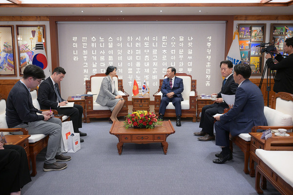 최민호 시장 아이다 이스마일로바 주한 키르키즈공화국 대사 면담./사진제공=세종특별자치시