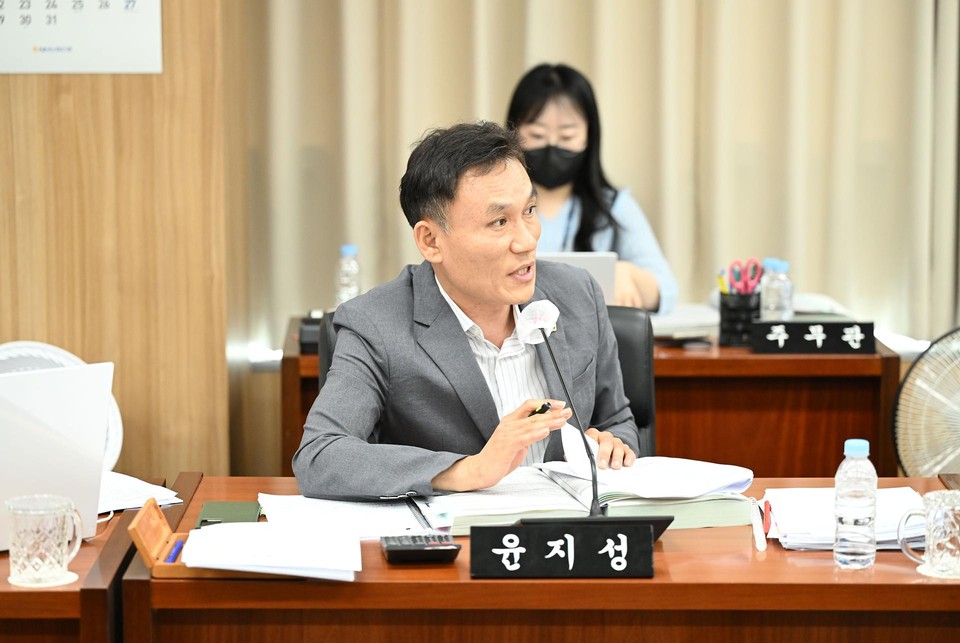 (사진:윤지성 의원이 행정사무감사에서 질의하는 장면)