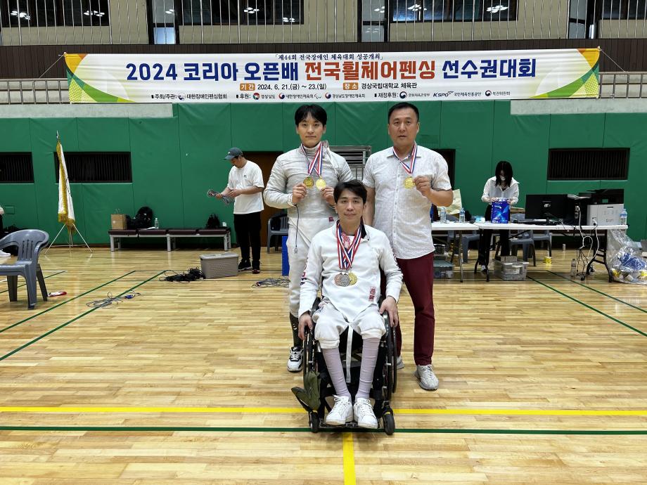 사진설명=왼쪽부터 세종시 연고 GKL휠체어펜싱팀의 심재훈 선수, 박천희 선수, 박상민 감독