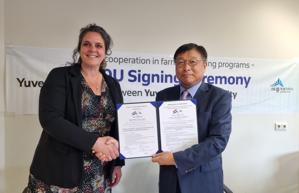 왼쪽부터 유베르타의 씨릴 반 브래짓 총장, 이승원 경제부시장