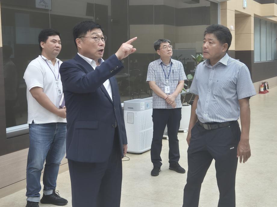 사진=이승원 세종시 경제부시장이 19일 나성동 도시통합정보센터를 방문해 시설 현황 등을 살펴보고 있는 모습