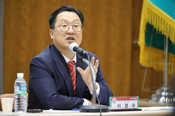 이장우 시장 주재로 24일 전통시장-상점가 상인회장과 간담회를 열고 있다.