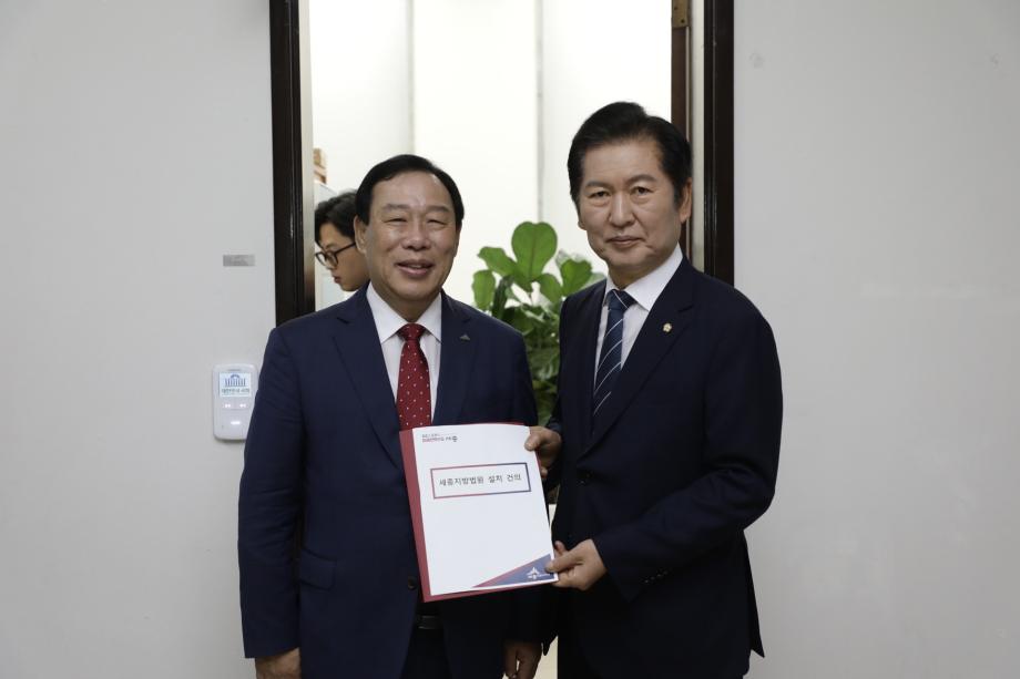 사진=최민호(왼쪽) 세종시장이 25일 국회를 방문, 세종지법 설치법 국회 법사위 전체회의 통과에 대해 정청래 위원장을 만나 감사를 표하고 있다.