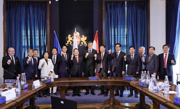 헝가리를 방문 중인 이장우 대전시장과 경제사절단이 자매도시인 부다페스트 시청을 방문해 기념촬영을 하고 있다.
