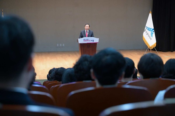 최민호 세종시장이 2일 시청 여민실에서 열린 '10월 직원 소통의 날'에 참석해 인사말을 하고 있다.
