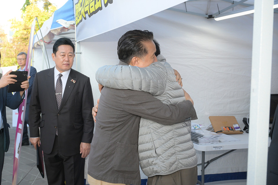 사진=김영환 충북지사가 9일 단식 4일째인 최민호 세종시장을 위로차 단식현장을 방문한 모습