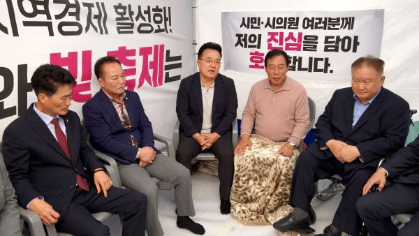 사진=국민의힘 이상민 대전시당 위원장 등 충청권 4개시도당 위원장들이 9일 최민호 세종시장 단식현장을 찾아 위로하고 있다.