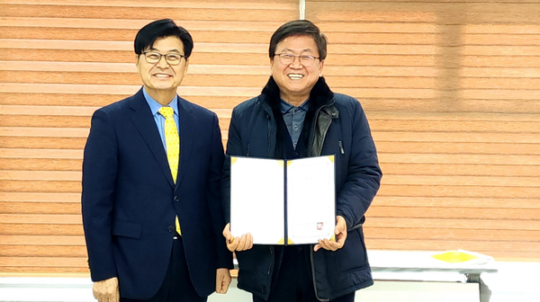 이춘희 노무현재단 대전세종충남 지역위원회 상임대표가 8일 오후에 열린 정기총회에서 최교진 세종교육감에게 고문위촉장을 전한뒤 기념사진을 찍고 있다.[사진= 최교진 세종교육감 제공].png