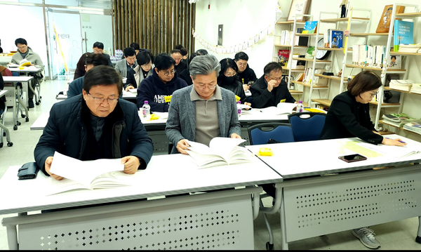 노무현재단 대전세종충남 지역위원회(상임대표 이춘희 전 세종시장) 정기총회가 8일 오후에 열려 노무현정신 계승을 결의했다.[사진= 최교진 세종교육감 제공].png