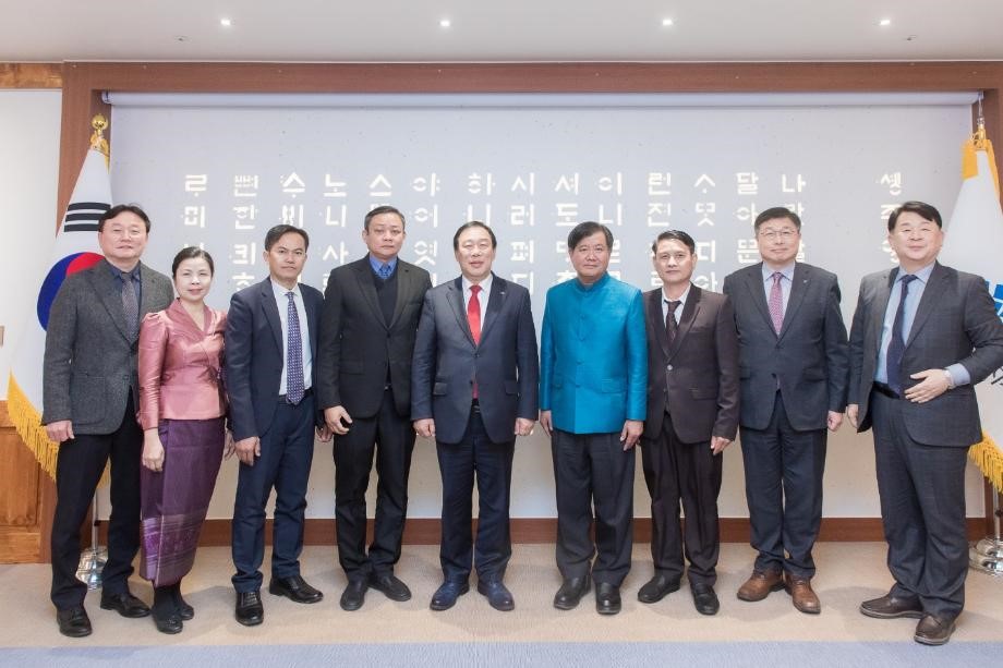 사진설명=세종시가 라오스 대표단과 11일 LOI를 체결하고 상호협력에 나섰다.사진 왼쪽 네번째부터 비락 아놀락 수파누봉대 총장,최민호 세종시장,송칸 루앙무닌톤 주한라오스대사, 빌라이쏭 매니본 루아프라방시 부시장.