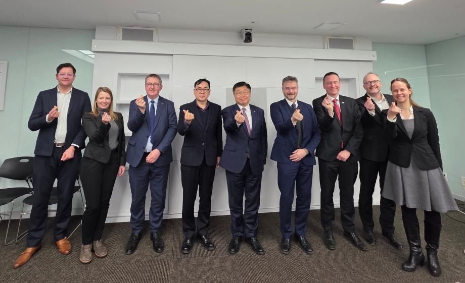 사진 설명 : 왼쪽부터 Thomas Neumann 칼스루에공과대학교 혁신관리&창업투자 책임자, Dr. Rubina Zern-Breuer 슈투트가르트대학교 혁신네트워크센터장, Dr. Michael Frey 칼스루에공과대학교 운송시스템기술연구소 부소장, 김춘식 동신대학교 에너지경영학과 교수, 이승원 세종시 경제부시장, Prof. Eric Sax 칼스루에 공과대학교 전기공학 및 정보기술 학부 학장, Prof. Tobias Düser 칼스루에공과대학교 생산공학연구소 소장, Dr. Max Hoßfeld 슈투트가르트대학교 미래모빌리티혁신캠퍼스 대표, Dr. Sandra Kauffmann -Weiß 칼스루에공과대학교 미래모빌리티혁신캠퍼스 대표