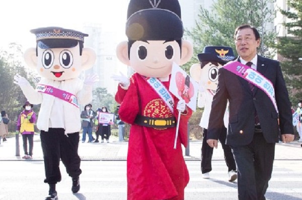 어린이 안전 캠페인에 참여한 최민호 세종시장