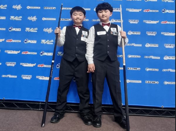 송정원(왼쪽)군과 송정후 형제.[사진= 대한당구연맹 제공].png