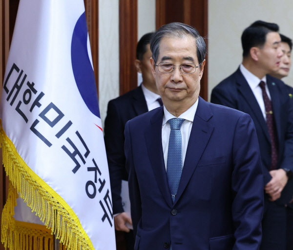 한덕수 대통령 권한대행 국무총리가 10일 정부서울청사에서 열린 국정현안관계장관회의에 입장하고 있다.