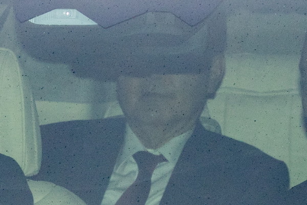 윤석열 전 대통령이 14일 오전 서울 서초구 서울중앙지방법원에서 열린 내란 우두머리 혐의 1차 공판에 차량을 타고 출석하고 있다.