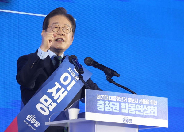 이재명 더불어민주당 대선 경선 후보가 19일 오후 충북 청주시 서원구 청주체육관에서 열린 제21대 대통령선거 후보자 선출을 위한 충청권 합동연설회에 서 정견 발표를 하고 있다.출처 : 동방일보(https://www.dongbangilbo.co.kr)