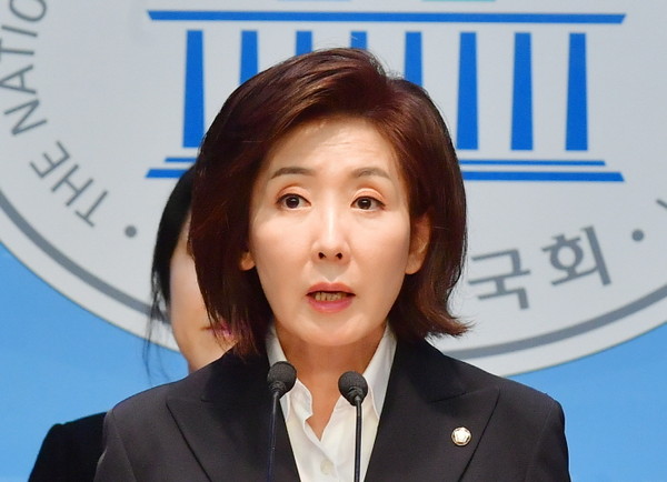 나경원 제21대 대통령 선거 국민의힘 경선 후보가 18일 오전 서울 여의도 국회 소통관에서 공정사회학부모연대, 교육바로세우기운동본부 등 학부모단체와 함께 교육 공약을 발표하고 있다./사진=서울뉴스통신 제공