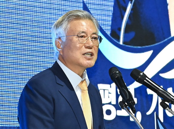 문재인 전 대통령이 지난해 1월4일 경기도 수원시 영통구 수원컨벤션센터에서 열린 10.4 남북정상선언 17주년 기념식에 참석해 기조연설을 하고 있다./사진=뉴시스