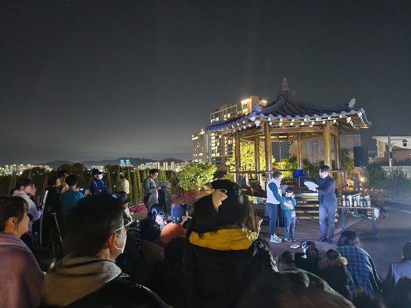 사진설명=세종시 밤마실 주간 행사로 26일 밤 진행된 '정부세종청사 옥상정원 달빛야경투어' 모습