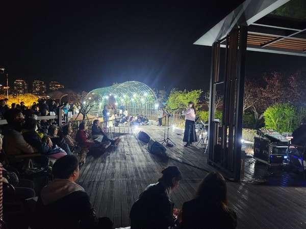 사진설명=세종시 밤마실 주간 행사로 26일 밤 진행된 '정부세종청사 옥상정원 달빛야경투어' 모습