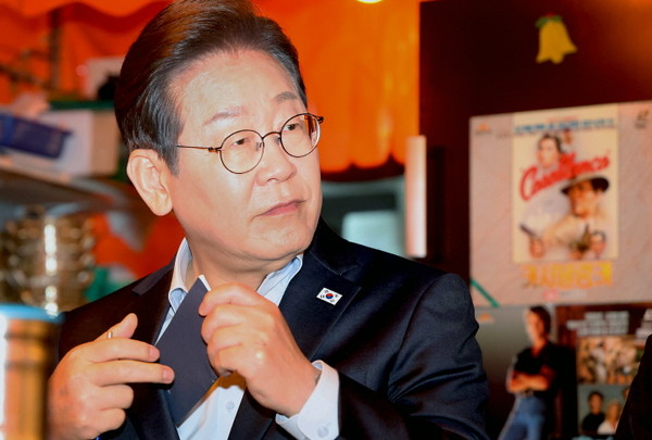 이재명 더불어민주당 대선후보가 1일 오후 서울 종로구의 한 포장마차에서 열린 비전형 노동자 간담회에서 수첩을 꺼내고 있다. /사진=공동취재