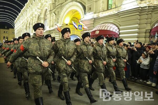 3일 저녁 열병식 리허설을 하기 위해 러시아 수도 모스크바 붉은 광장으로 이동하고 있는 군대. (사진=신화통신 제공)