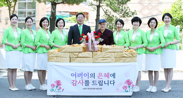 신천지_대전교회애서_7일,_대한노인회_대전서구지회_탄방·용문분회_김석중_회장에게_‘어버이날’을_맞아_카네이션과