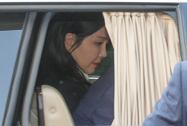 윤석열 전 대통령의 부인인 김건희 여사가 11일 오후 서울 용산구 한남동 대통령 관저를 떠나고 있다. 2025.04.11./사진=공동취재