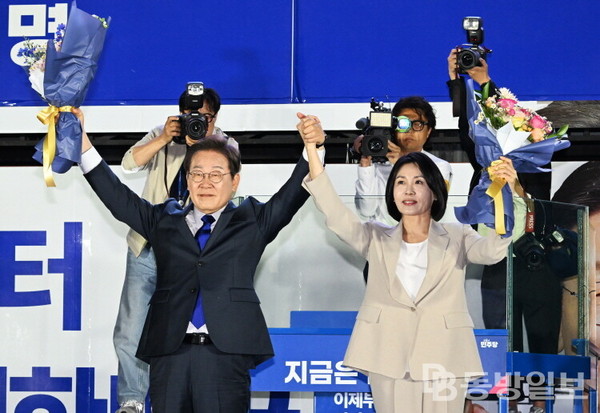 이재명 대통령과 김혜경 여사가 4일 오전 서울 여의도 국회 앞에서 열린 국민 개표방송 행사에서 시민들에게 인사하고 있다. /사진=공동취재