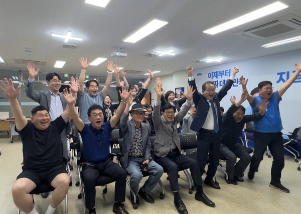 이재명 대통령의 당선이 확실시 되자 선거사무실에서 환호하는 강준현 세종을 국회의원과 당원들의 모습