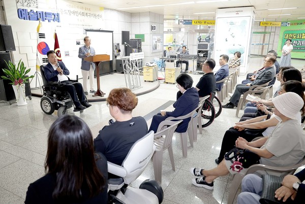 황경아 대전시의회 부의장은 10일 대전시청역 내 예술마루지에서 열린 대전시 중도장애인사회복귀지원센터 개소식에 참석해 인사말을 하고 있다.