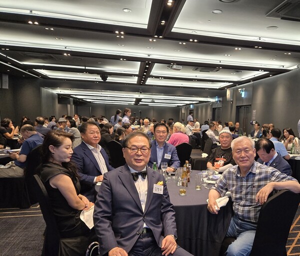 김명수 한국노동경제연구원장이 ‘KLA 심포지엄’  개최 기념촬영을 하고 있다./사진제공=한국노동경제연구원