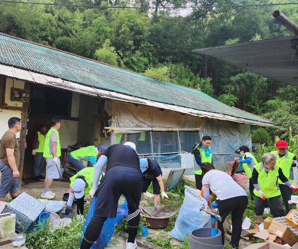 이사 지원 모습./사진제공=충남도청