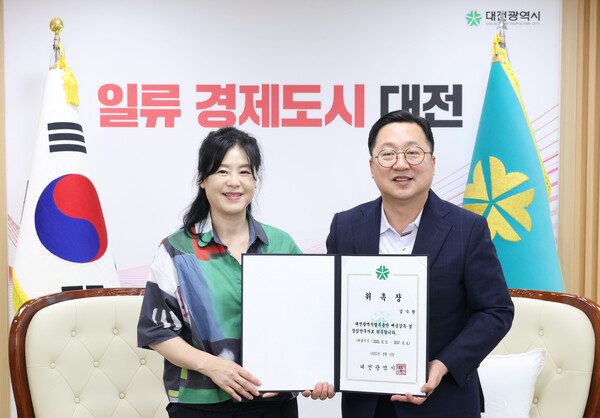 김수현 대전시립무용단 신임 예술감독이 이장우 대전시장으로부터 위촉장을 받고 기념촬영 하고 있다./사진제공=대전시청