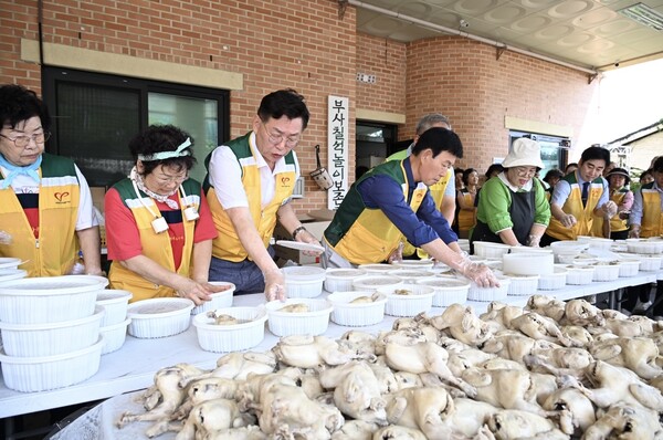 대전 중구 자원봉사협의회가 건강한 여름나기 기원 삼계탕 나눔을 진행하고 있다./사진제공=대전 중구청
